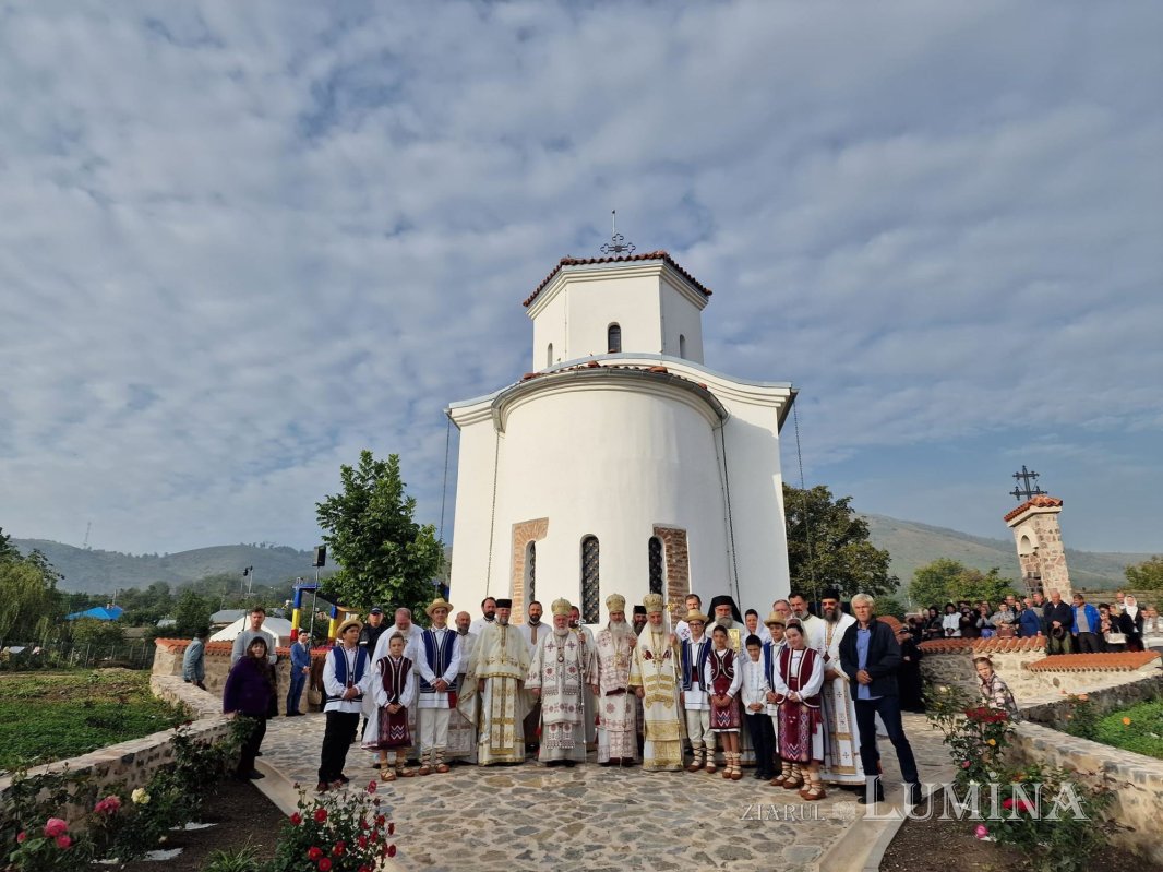 Trei ierarhi au sfințit o veche biserică renăscută din Dobrogea 310681