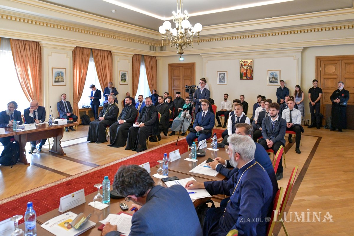 Primele sesiuni de lucru ale simpozionului dedicat pastorației și îngrijirii bolnavilor 310985