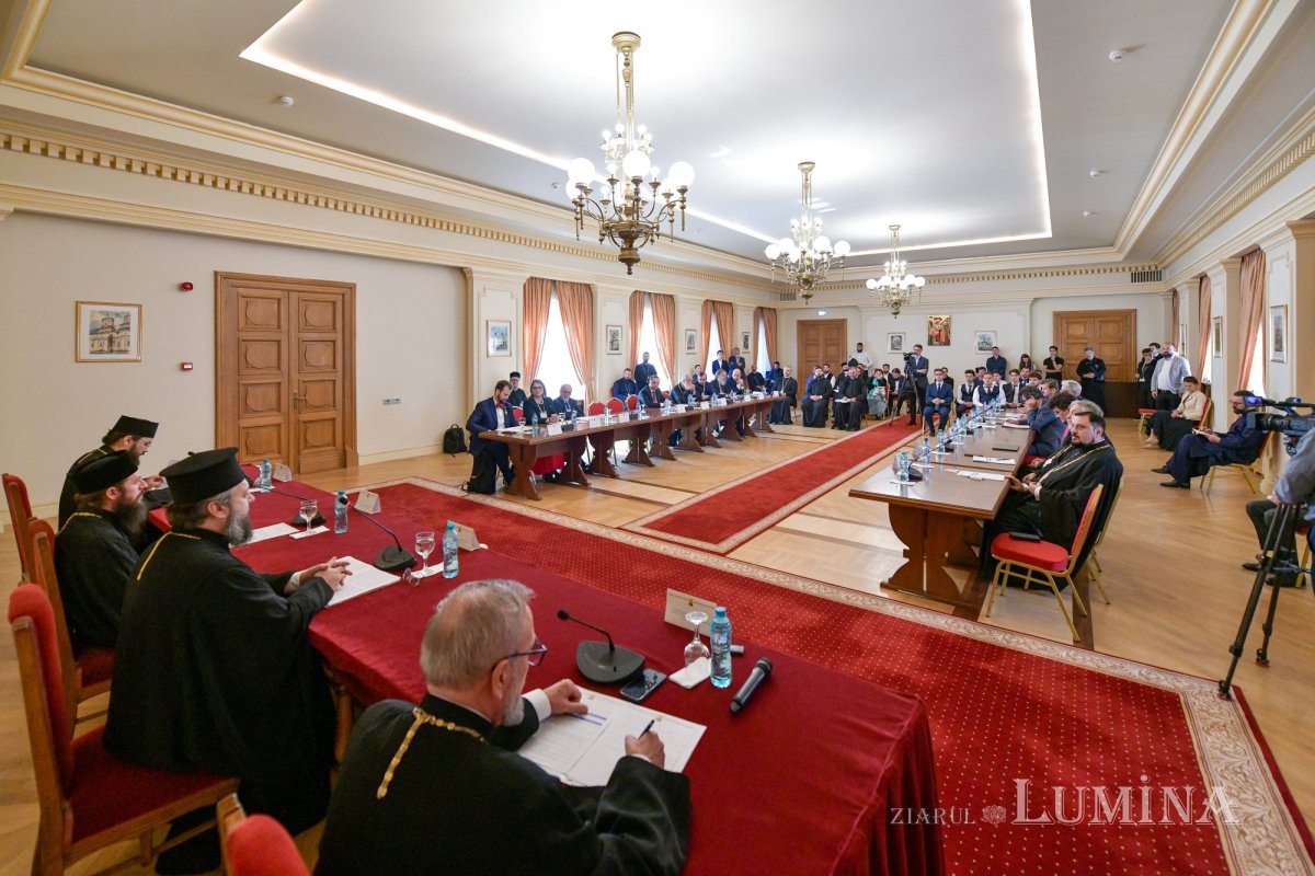 Primele sesiuni de lucru ale simpozionului dedicat pastorației și îngrijirii bolnavilor 310999