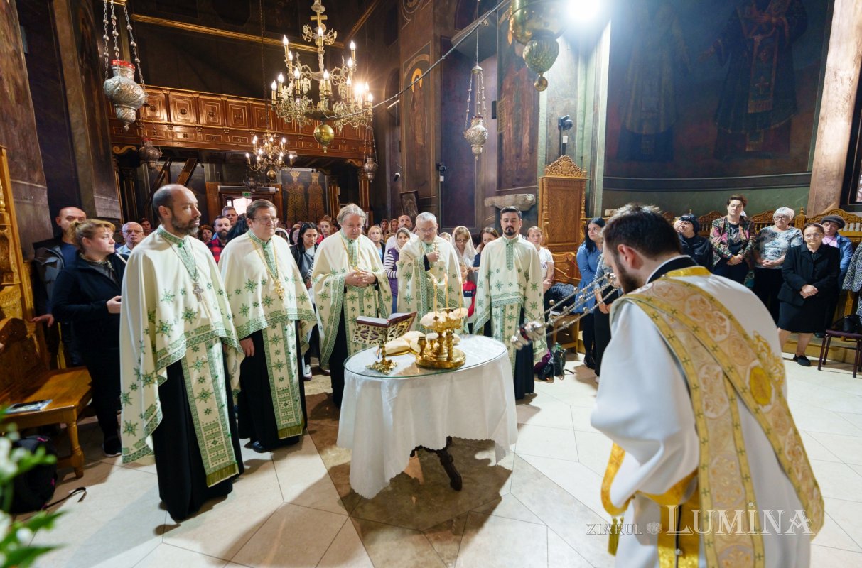 Laudă de seară adusă Sfintei Parascheva la Biserica Domnească din Capitală 311566