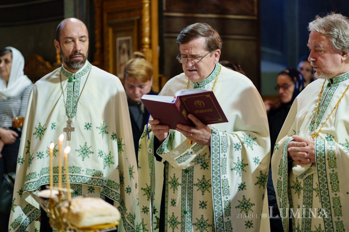 Laudă de seară adusă Sfintei Parascheva la Biserica Domnească din Capitală 311570