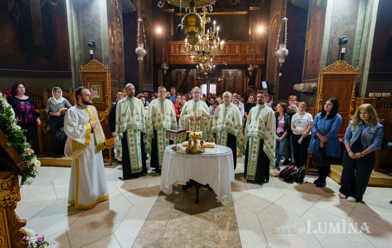 Laudă de seară adusă Sfintei Parascheva la Biserica Domnească din Capitală 311572