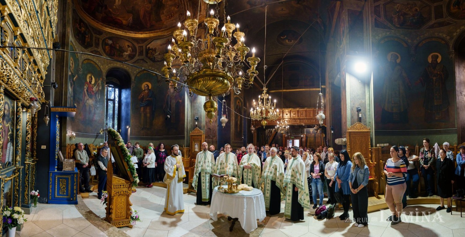 Laudă de seară adusă Sfintei Parascheva la Biserica Domnească din Capitală 311573