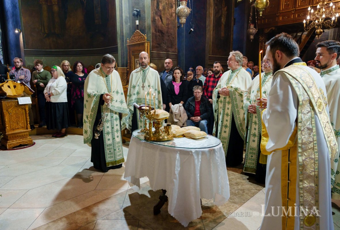 Laudă de seară adusă Sfintei Parascheva la Biserica Domnească din Capitală 311575