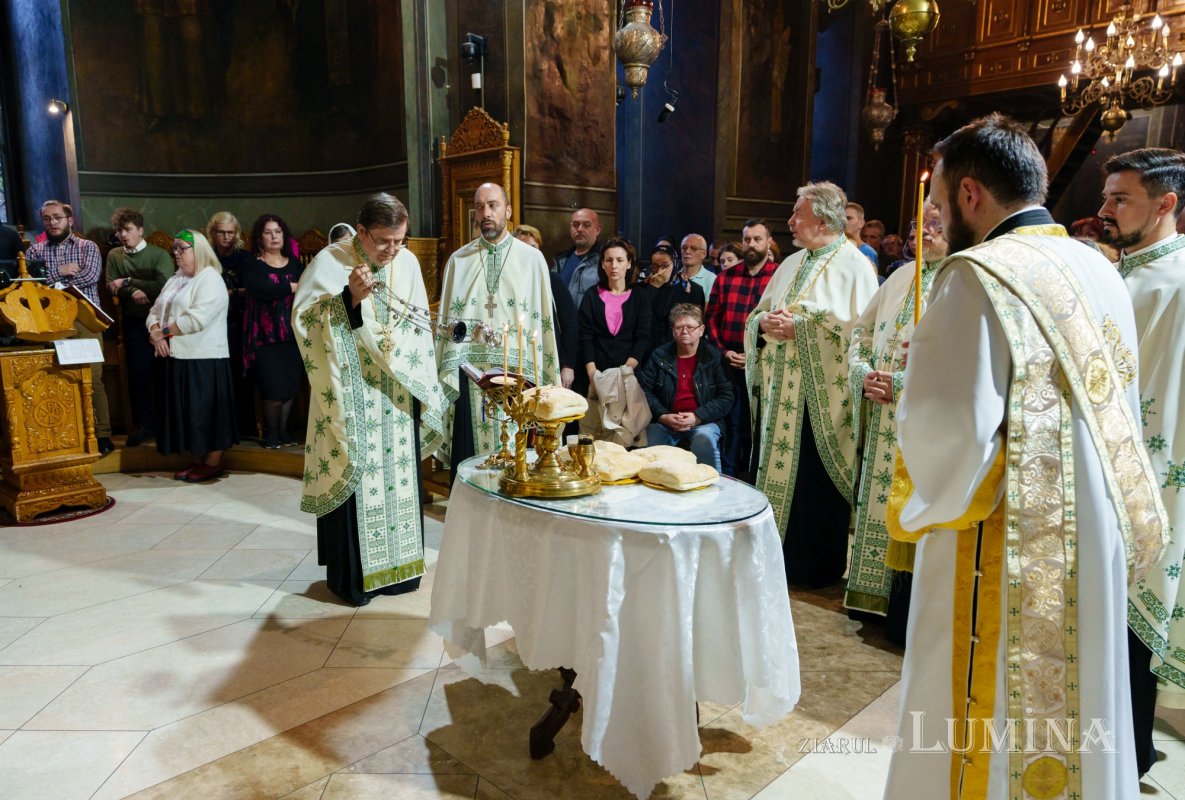 Laudă de seară adusă Sfintei Parascheva la Biserica Domnească din Capitală 311576