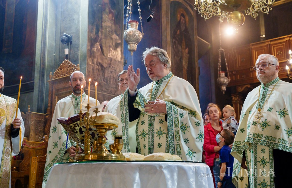 Laudă de seară adusă Sfintei Parascheva la Biserica Domnească din Capitală 311578