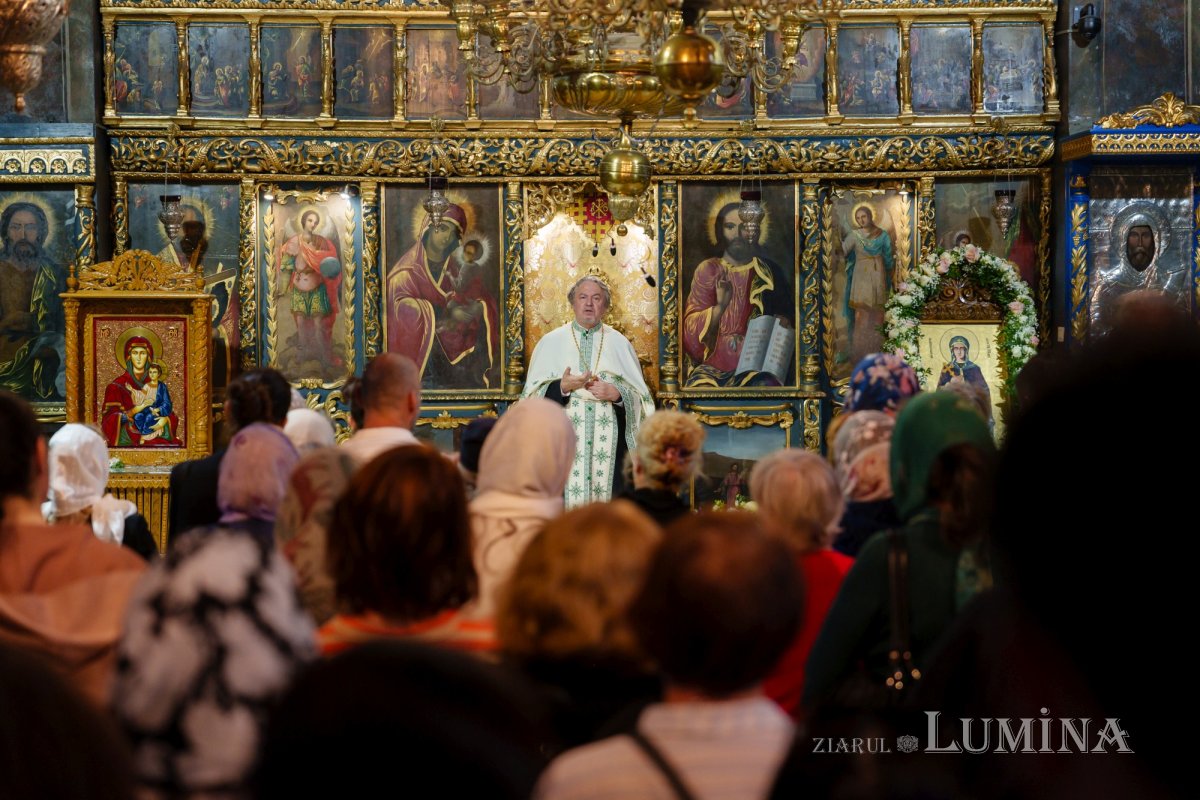 Laudă de seară adusă Sfintei Parascheva la Biserica Domnească din Capitală 311584