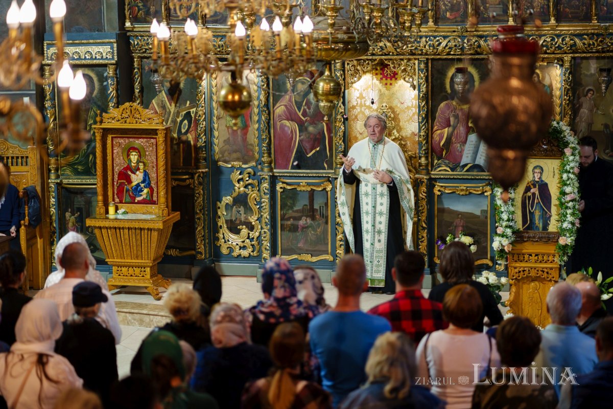 Laudă de seară adusă Sfintei Parascheva la Biserica Domnească din Capitală 311587