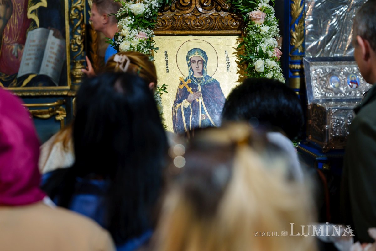 Laudă de seară adusă Sfintei Parascheva la Biserica Domnească din Capitală 311597