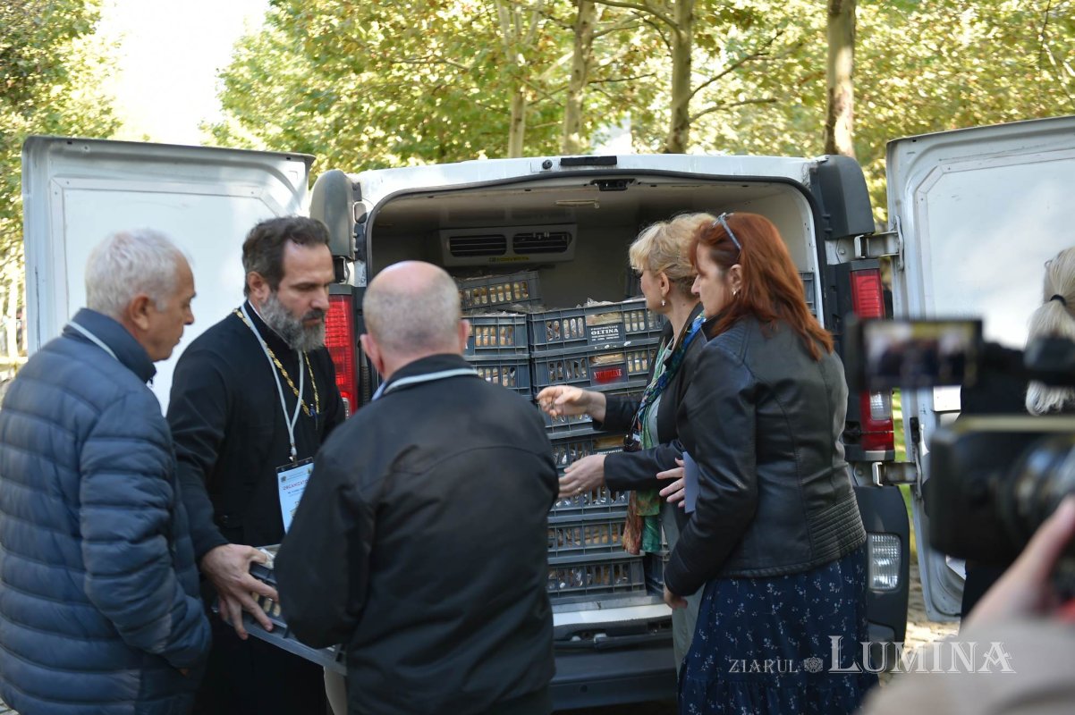 Continuă distribuirea de hrană pentru pelerini 312991