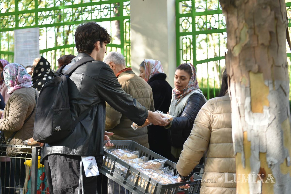 Continuă distribuirea de hrană pentru pelerini 312994