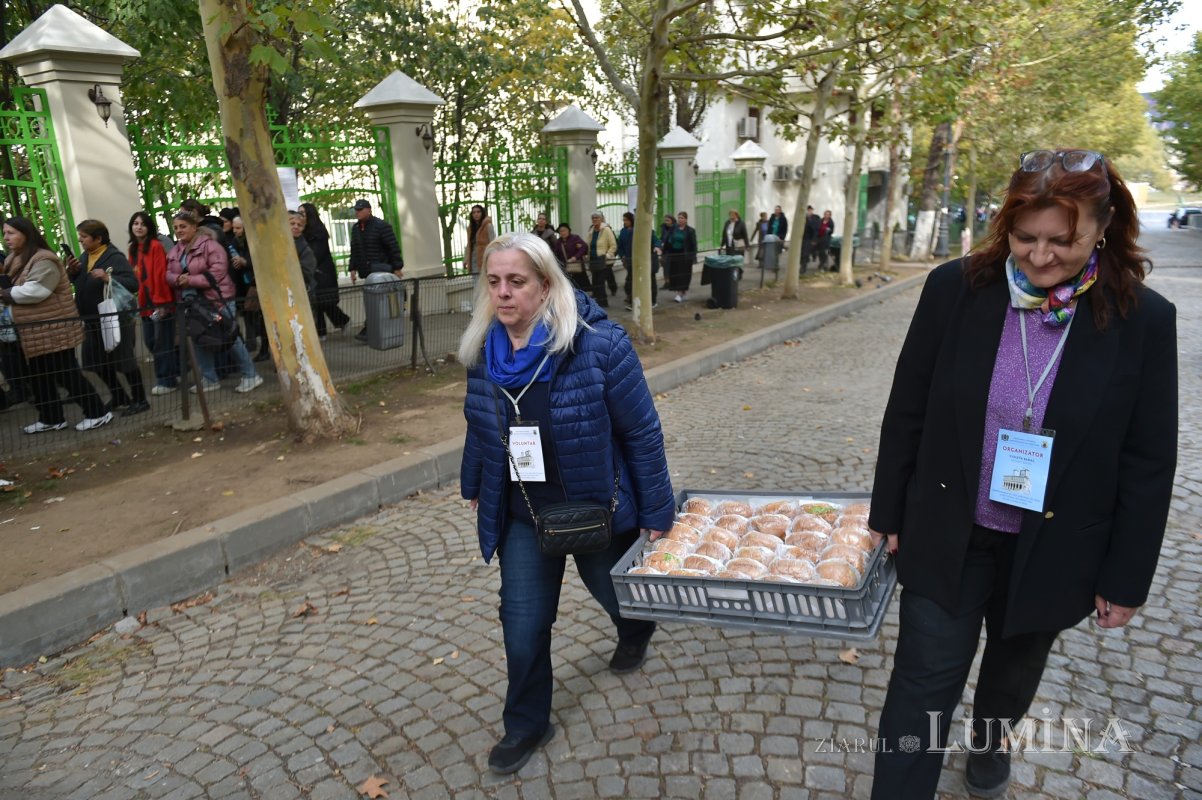 Sunt distribuite alimente și în ultima zi a pelerinajului din București 313965