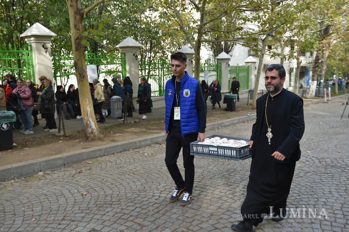 Sunt distribuite alimente și în ultima zi a pelerinajului din București 313966