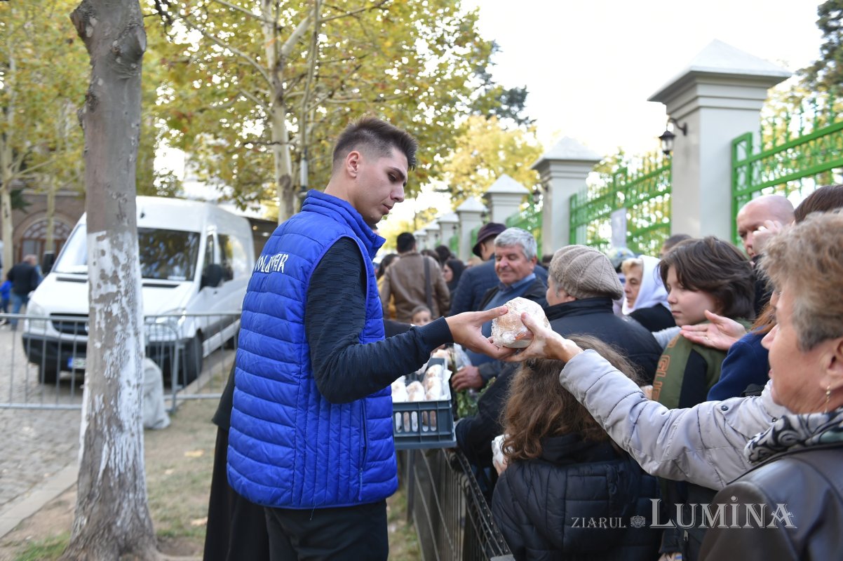 Sunt distribuite alimente și în ultima zi a pelerinajului din București 313969