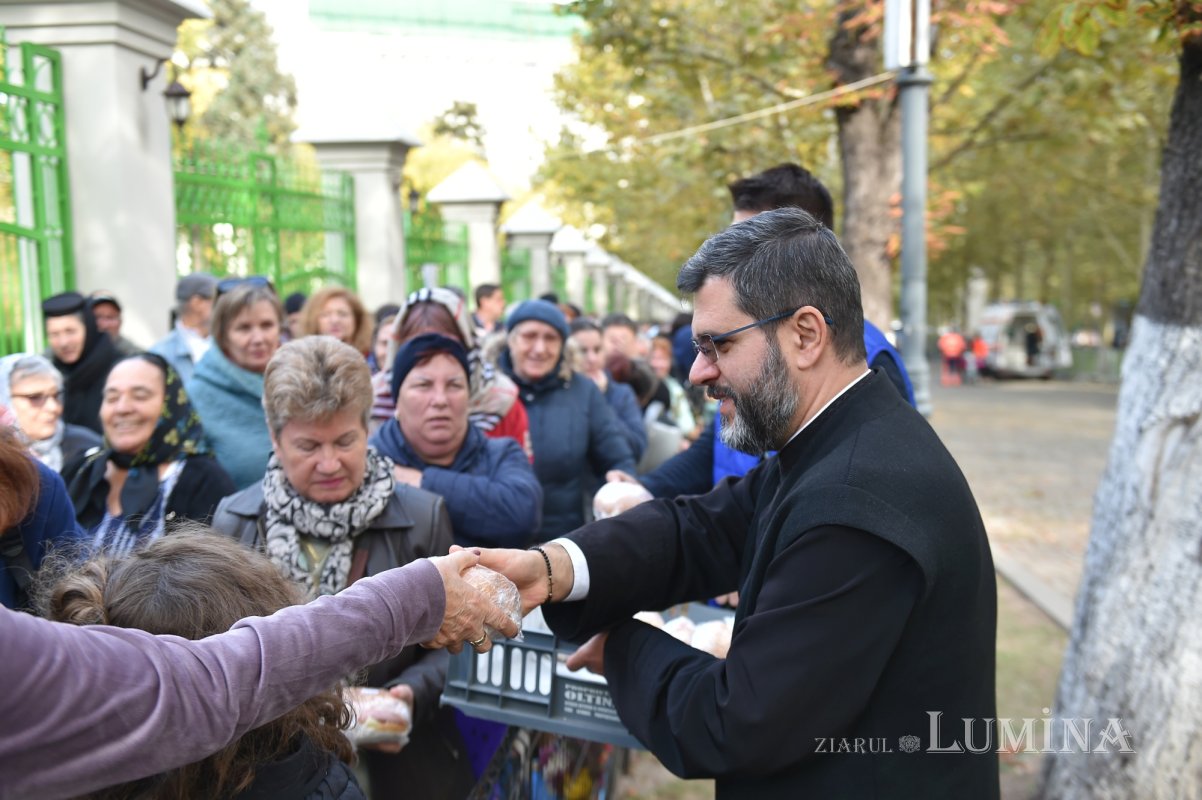 Sunt distribuite alimente și în ultima zi a pelerinajului din București 313970
