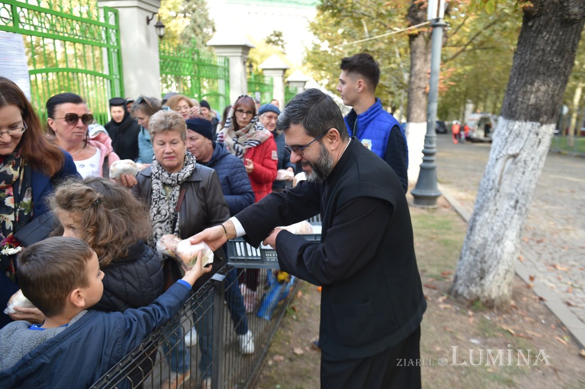 Sunt distribuite alimente și în ultima zi a pelerinajului din București 313972