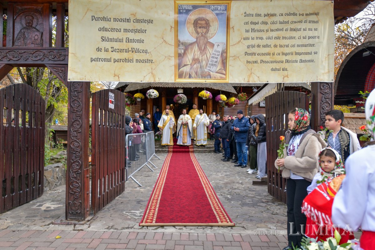 O nouă raclă pentru moaștele Sfântului Cuvios Antonie de la Iezerul Vâlcii 316584