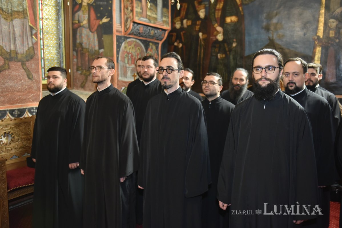 Noi duhovnici hirotesiți de Patriarhul României 317754