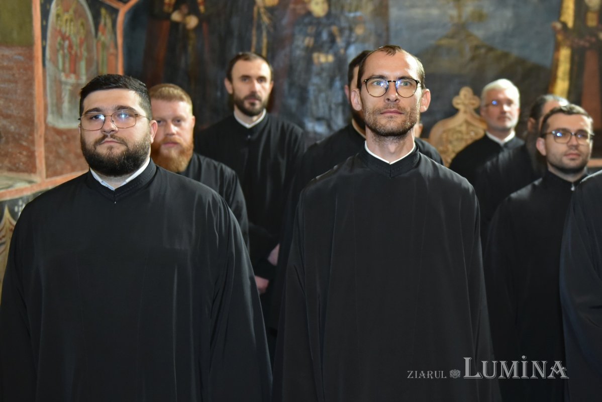 Noi duhovnici hirotesiți de Patriarhul României 317755