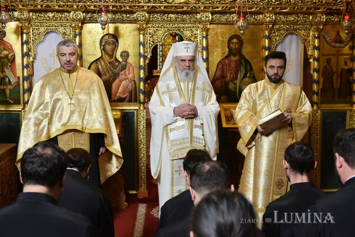 Noi duhovnici hirotesiți de Patriarhul României 317757