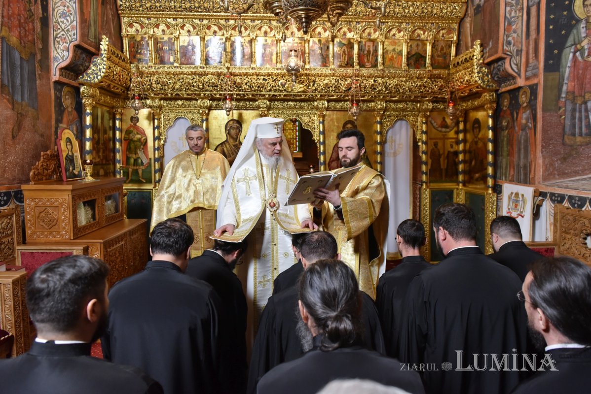 Noi duhovnici hirotesiți de Patriarhul României 317759