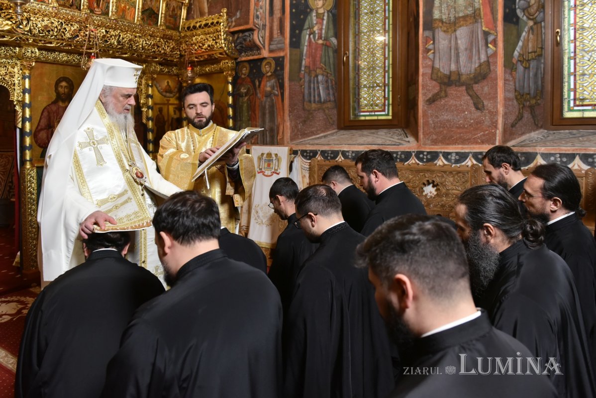 Noi duhovnici hirotesiți de Patriarhul României 317760