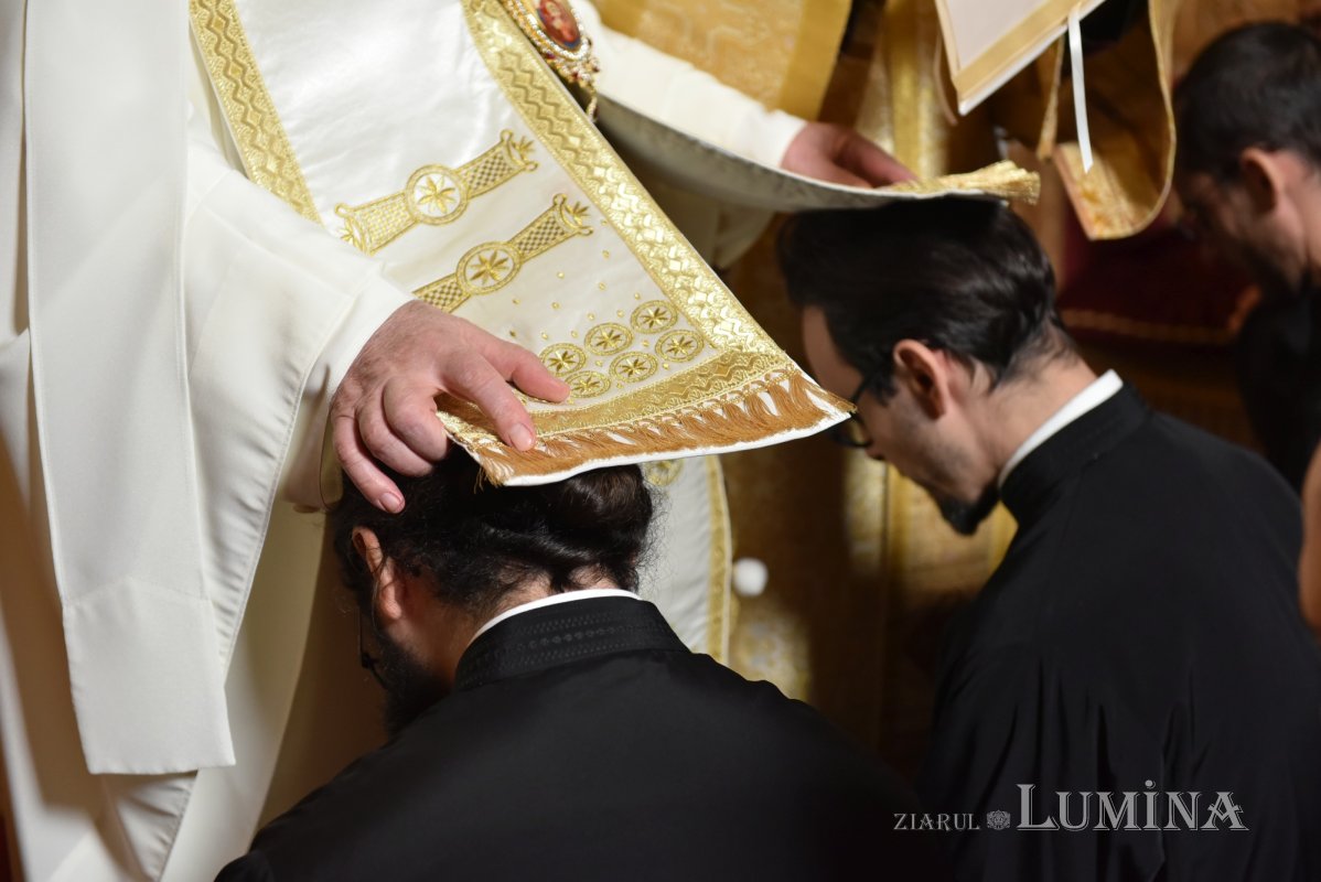 Noi duhovnici hirotesiți de Patriarhul României 317761