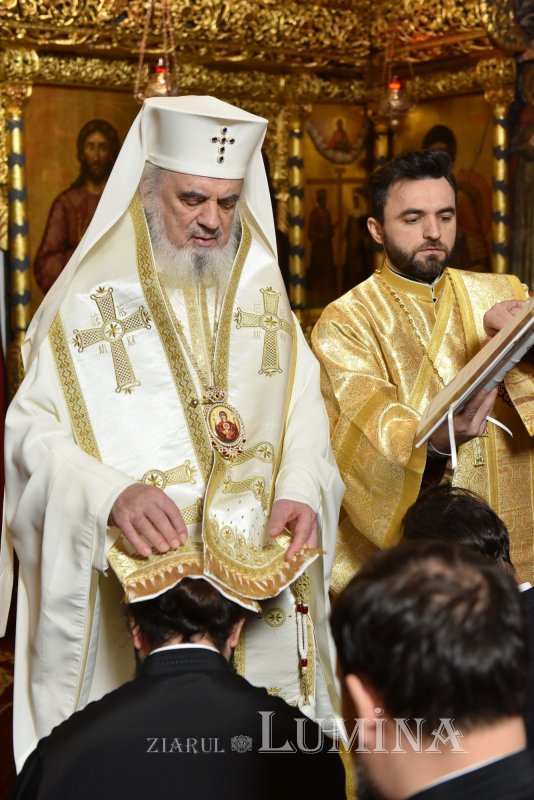 Noi duhovnici hirotesiți de Patriarhul României 317762