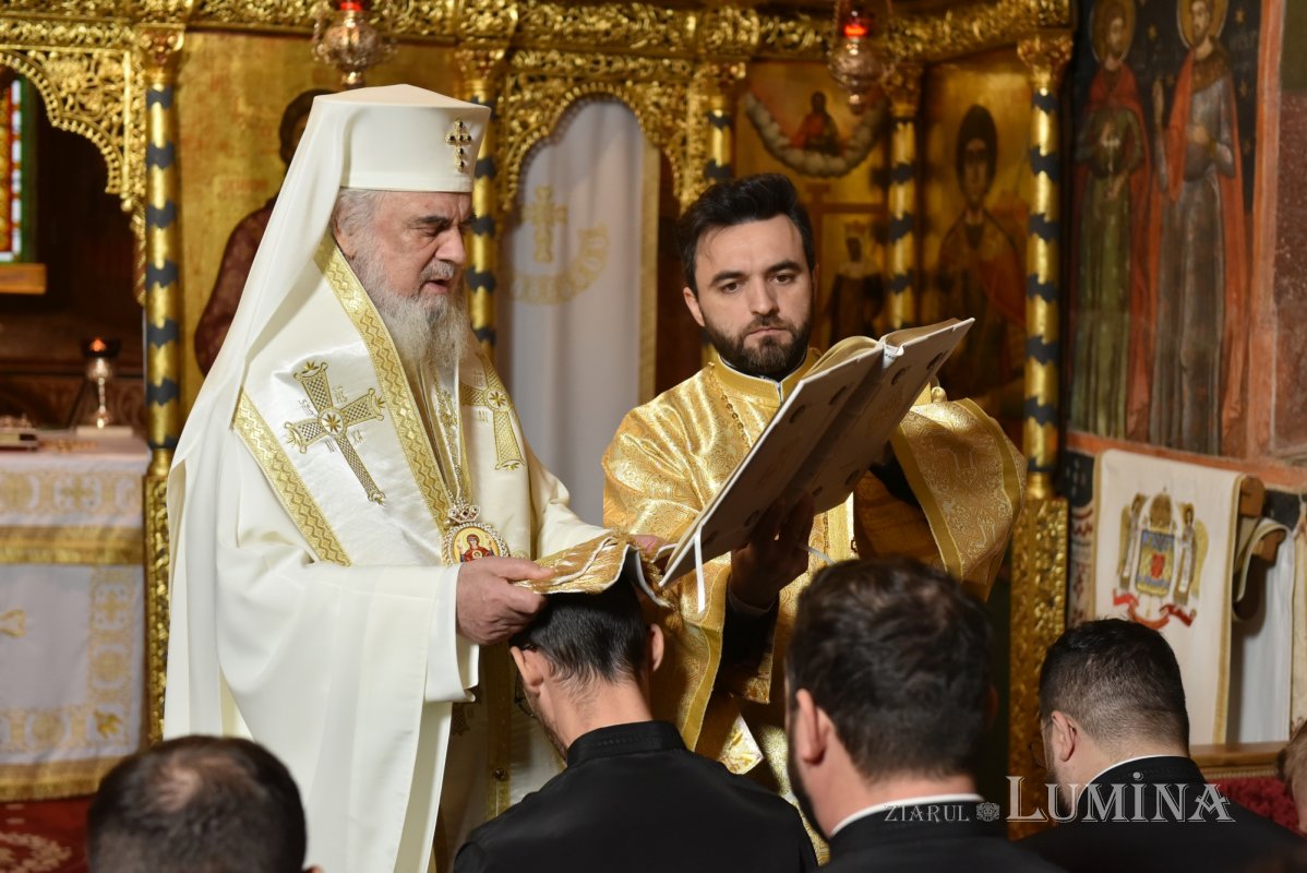 Noi duhovnici hirotesiți de Patriarhul României 317763
