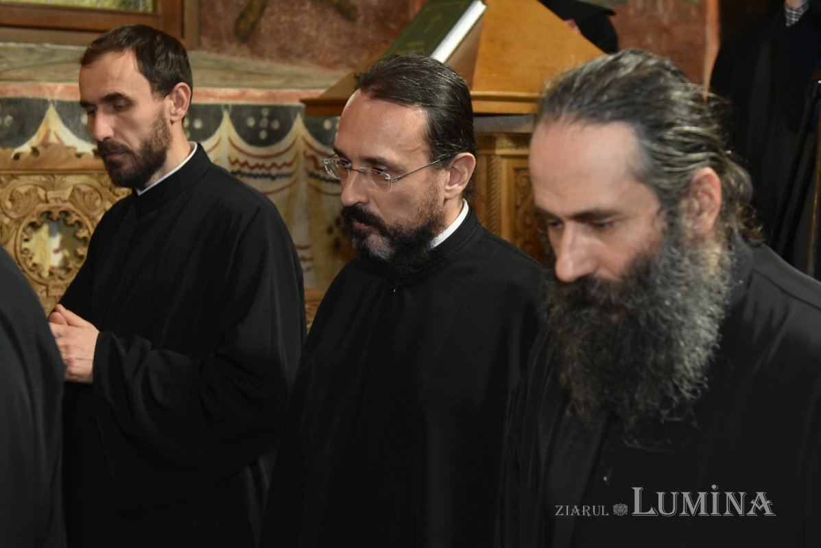 Noi duhovnici hirotesiți de Patriarhul României 317765
