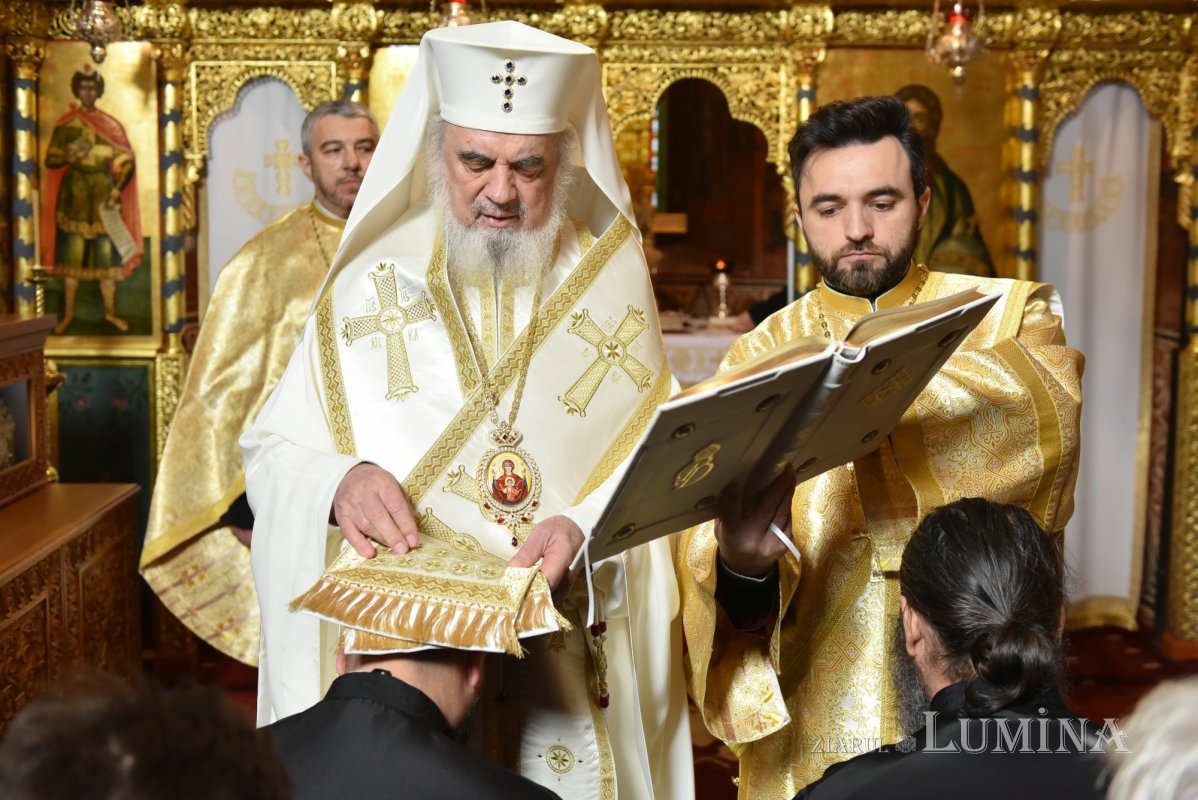 Noi duhovnici hirotesiți de Patriarhul României 317767