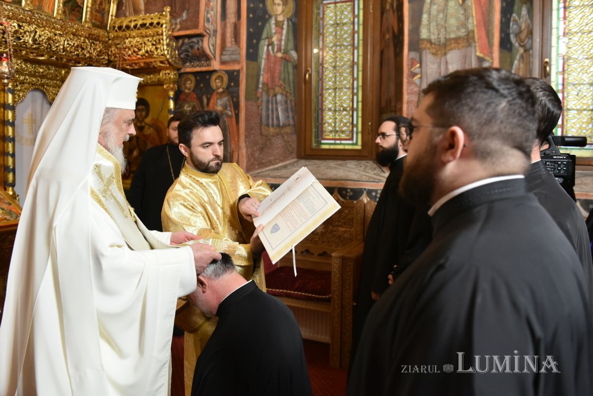 Noi duhovnici hirotesiți de Patriarhul României 317768