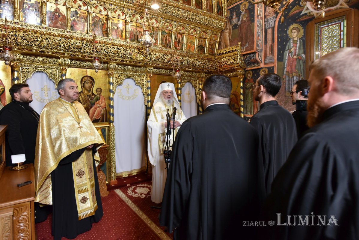 Noi duhovnici hirotesiți de Patriarhul României 317769