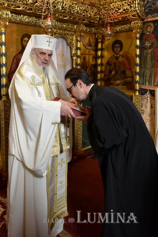 Noi duhovnici hirotesiți de Patriarhul României 317770