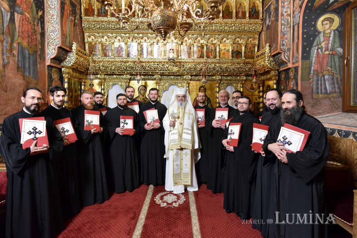 Noi duhovnici hirotesiți de Patriarhul României 317772