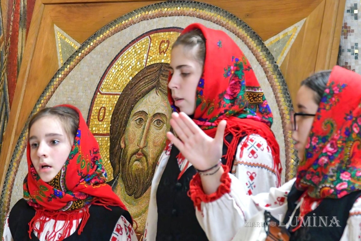 Sclipirile Luminii: Bucuria sărbătorii Naşterii Domnului  319292