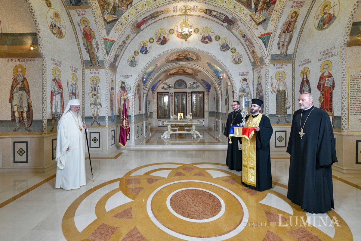 Patriarhul României a întâmpinat moaștele Sfântului Apostol Andrei 322396
