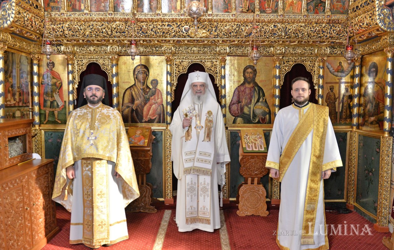 „Sfinții se află în comuniune de iubire în fața Sfintei Treimi” 322456