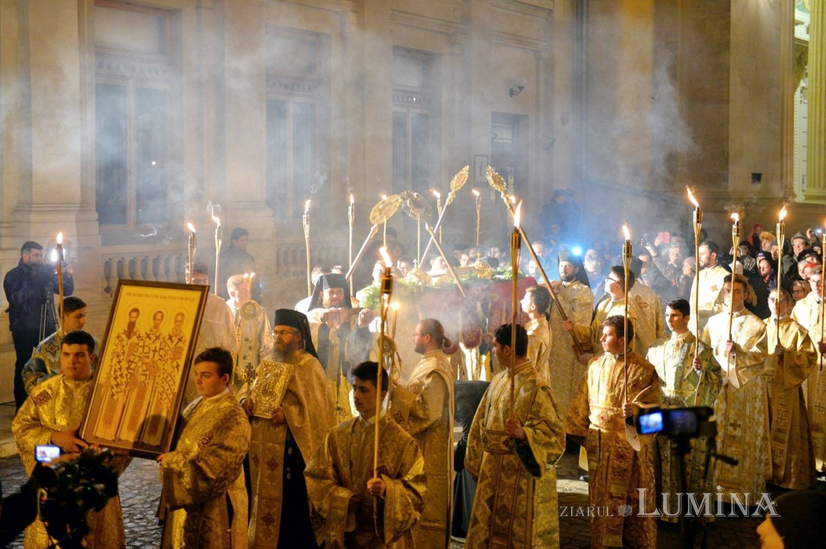 Sclipirile Luminii: Sfinţii Trei Ierarhi, apărători ai dreptei credinţe 322579