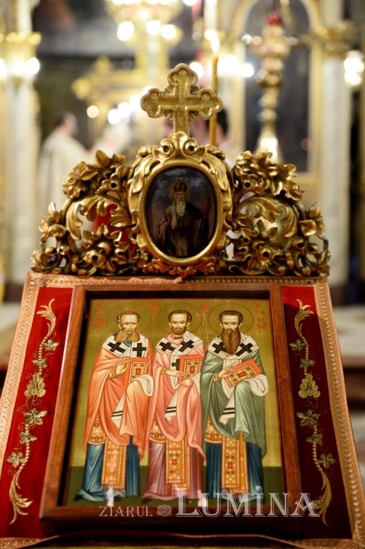 Sclipirile Luminii: Sfinţii Trei Ierarhi, apărători ai dreptei credinţe 322581