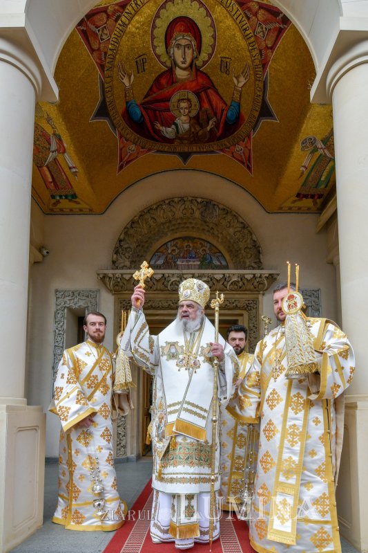 Centenarul Patriarhiei Române - timp de recunoştinţă adusă lui Dumnezeu şi binefăcătorilor,  prilej solemn de cinstire a sfinţilor recent canonizaţi 323016