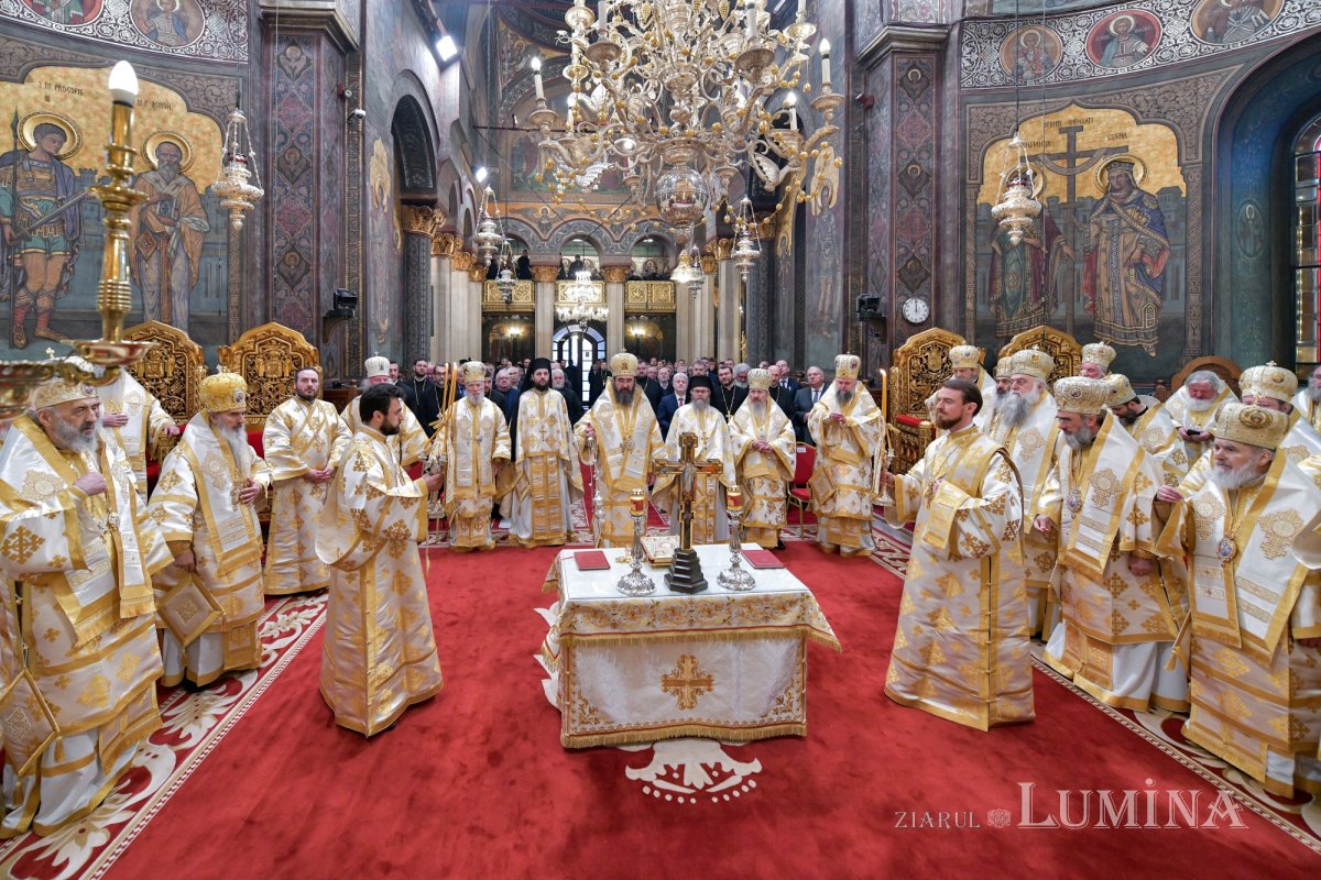 Liturghie solemnă dedicată Centenarului Patriarhiei Române 322965