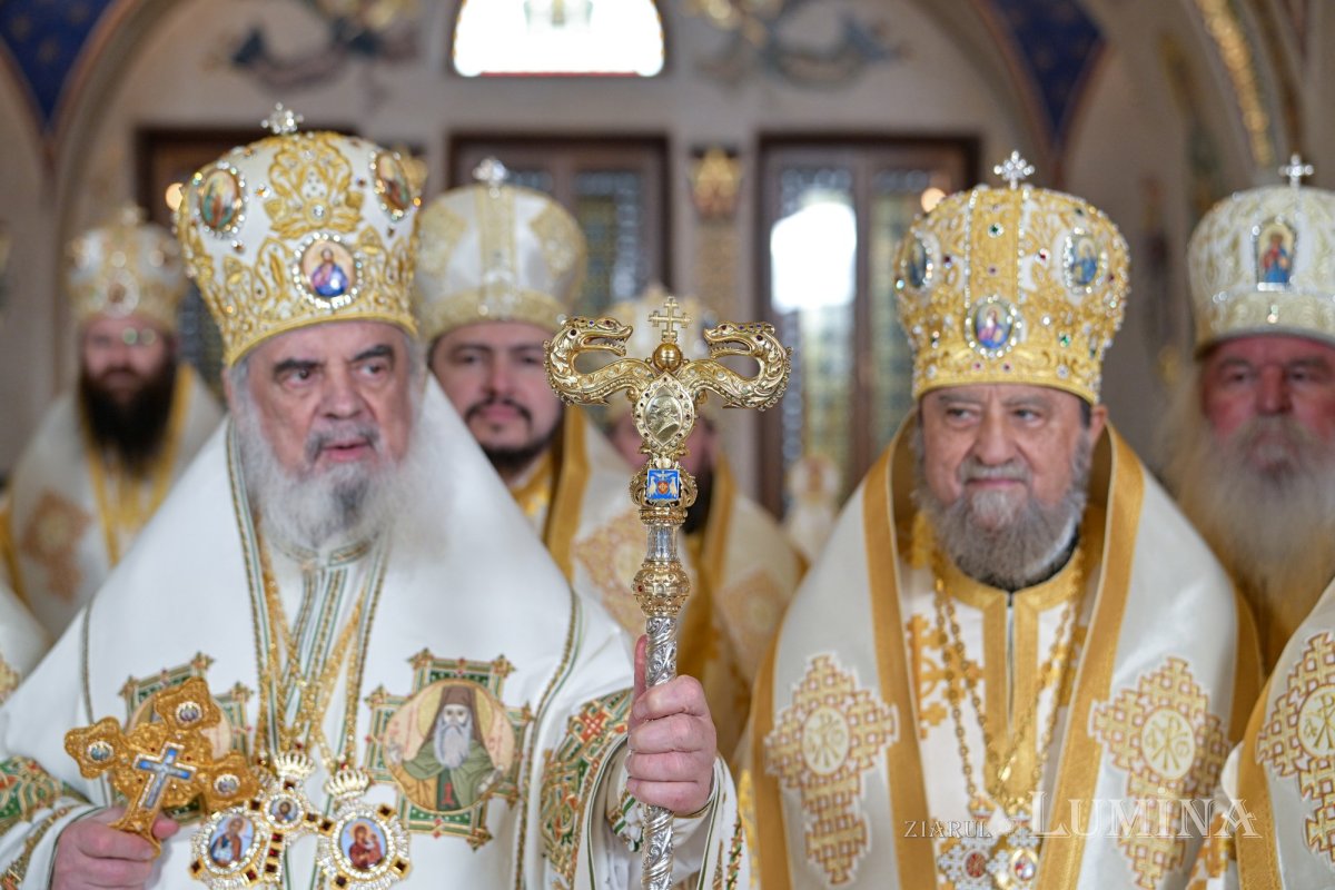 Sclipirile Luminii: Centenarul Patriarhiei Române 323337