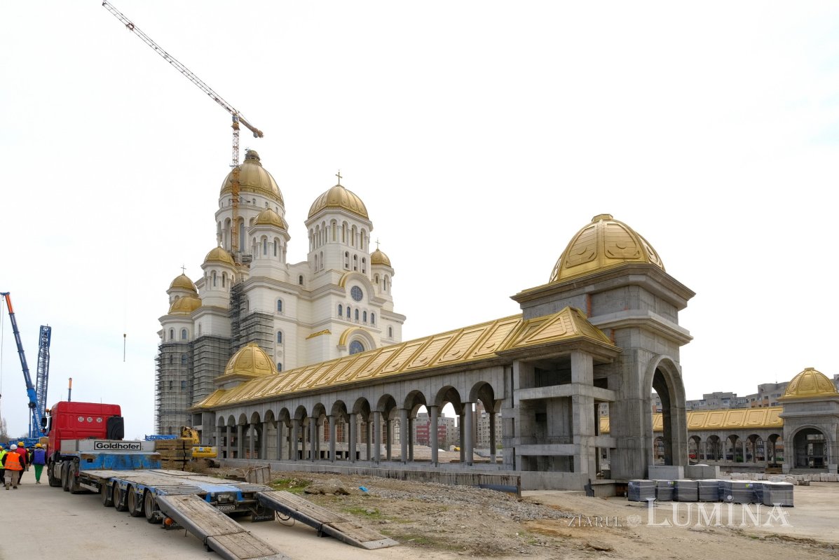 Pregătiri pentru montarea crucii pe turla mare a Catedralei Naționale 326966