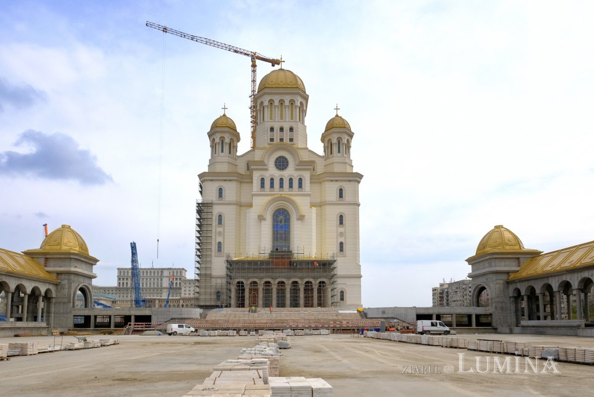 Pregătiri pentru montarea crucii pe turla mare a Catedralei Naționale 326968