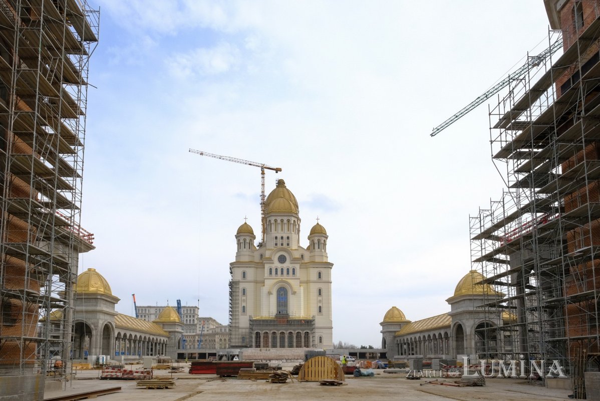 Pregătiri pentru montarea crucii pe turla mare a Catedralei Naționale 326971