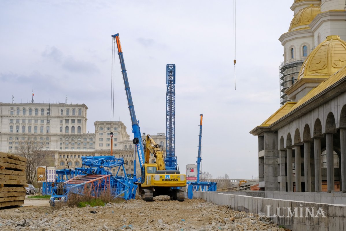 Pregătiri pentru montarea crucii pe turla mare a Catedralei Naționale 326972