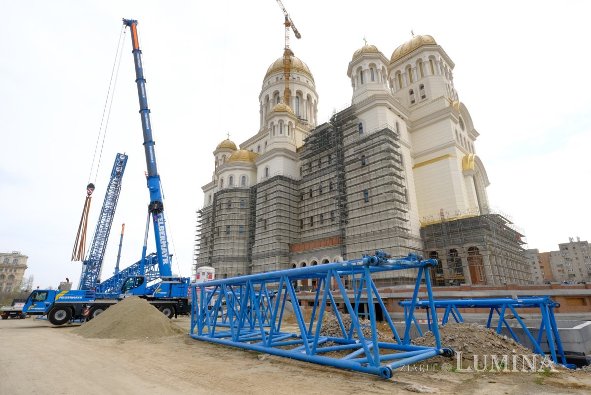 Pregătiri pentru montarea crucii pe turla mare a Catedralei Naționale 326975