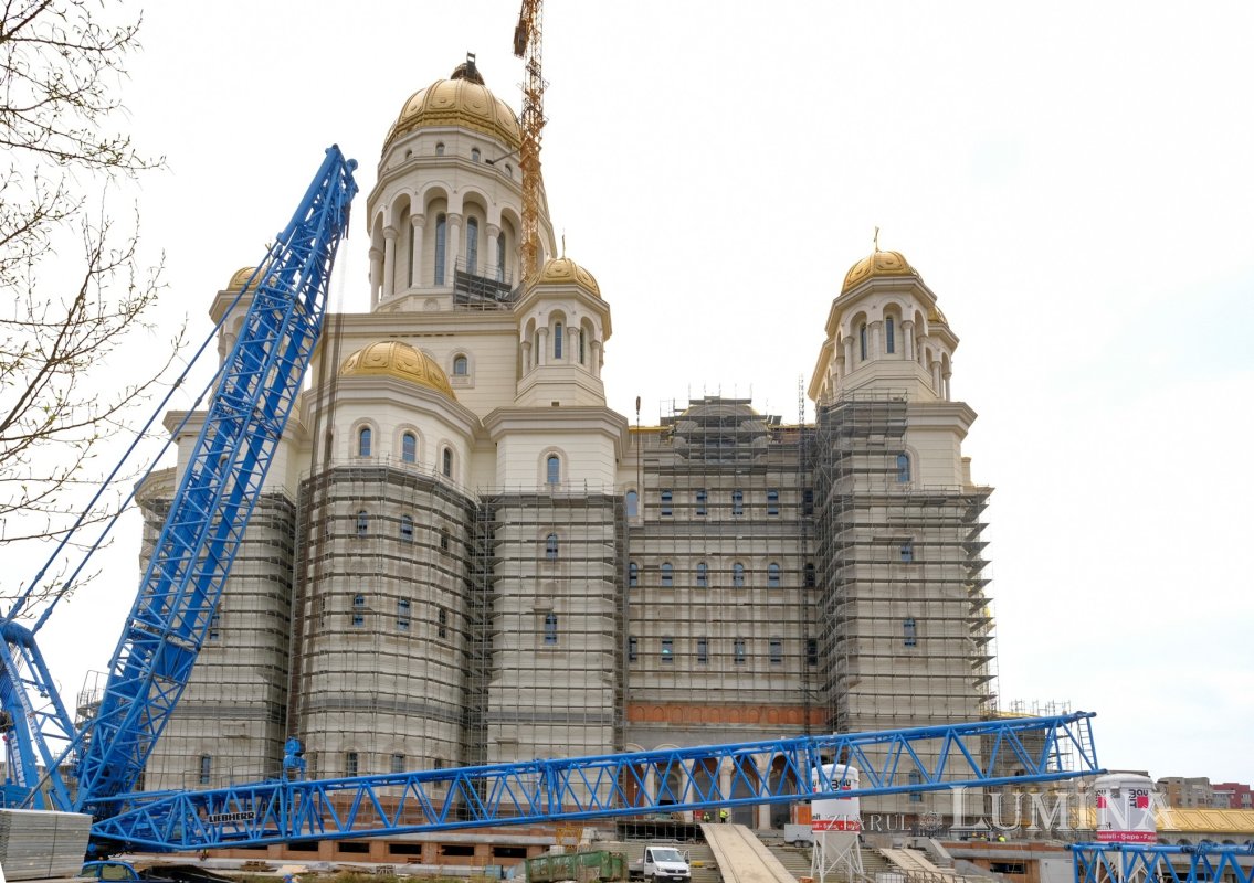 Pregătiri pentru montarea crucii pe turla mare a Catedralei Naționale 326976