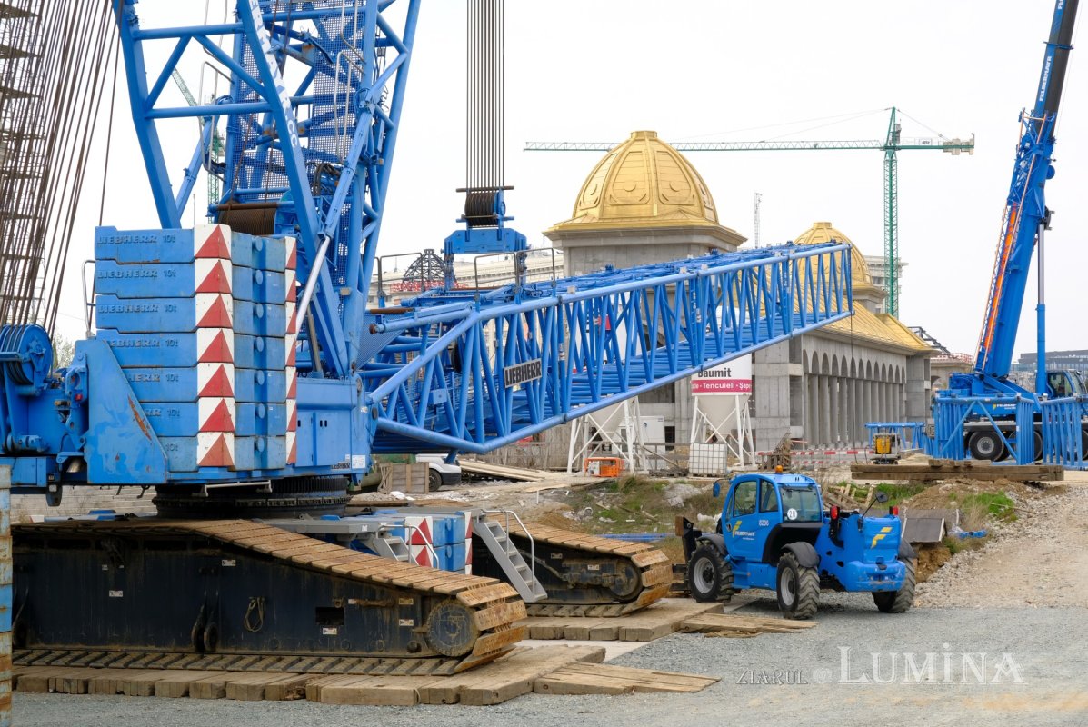 Pregătiri pentru montarea crucii pe turla mare a Catedralei Naționale 326978